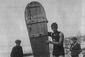 "Там, где мгновение назад была только бездна и непобедимый грохот, стоя в полный рост проносился человек. Легко и непринужденно, в этом безумном водовороте энергии и движения он как будто скользил по вершинам огромных валунов. Его ступни были погружены в пену, а туман из соленых брызг поднимался до колен. Он стремительно летел через пространство, разрезая словно бритвой гигантские вершины, которые его поддерживали. Загорелый и стройный, он казался в солнечных лучах отлитым из ртути. Ступни его ног как будто были окрылены и в этот прекрасный момент он был самым быстрым существом океана." Джек Лондон, "Путешествие на Снарке". 1908 год.
Джек Лондон не был первым европейцем, увлёкшимся серфингом. Но он был первым, кто начал его рекламировать среди широкой публики.
На фото - 1907-1908 годы, Джек Лондон и серф на пляже Ваикики, Гавайи.