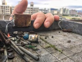 Всегда поражался способности людей так кропотливо и терпеливо подходить к работе, за которую я бы даже не решился взяться. Да я бы даже одну деталь не потянул бы! 
А эта вообще убила! Респект! Мастер 100500лвл!