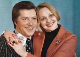 Вторая жена - Наталья Гвоздикова, актриса. Их история любви с картины «Возле этих окон» и закончилась серьезными отношениями в культовом фильме советской эпохи Григория Кохана «Рождённая революцией». Именно тогда и появилась семья Жарикова и Гвоздиковой, которую друзья именовали "жареные гвоздики".
Источник:  Штуки-дрюки ©