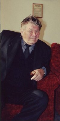 Довольно безликий пост. Даже не однобокий, а просто тупой.Конечно не Кижи, не Казань и т.д. Но есть многое помимо фото крыш и зернохранилищ, что можно показать.Особое спасибо за год основания города. Если бы автор хоть раз услышал рассказы краеведа Бориса Хатмиевича Кадикова,в том числе о Бийске, то больше подобных опусов бы не писал.На фото Кадиков.