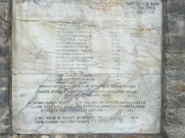 Это памятник и мемориальные доски. Извиняюсь, что приходится шею разминать, но почему-то постоянно поворачиваются картинки. Если есть идеи, как это избежать - дайте совет.