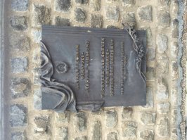 Это памятник и мемориальные доски. Извиняюсь, что приходится шею разминать, но почему-то постоянно поворачиваются картинки. Если есть идеи, как это избежать - дайте совет.