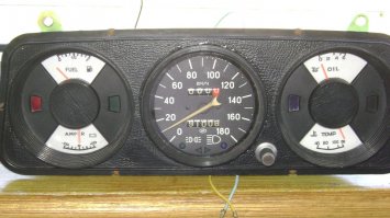 Был и у меня первым авто м-2137. Тоже кап. рем движка делали. Насколько помню, на одометре там миллион тяжеловато зафиксировать для рекорда). Это десять кругов нужно запомнить, а дедушка старенький.
Кстати, в оригинале статьи пишется что он второй хозяин. Это был его служебный авто, который позже он выкупил.
Schott fährt den „Mossi“ seit dieser 1976 in die damalige DDR geliefert wurde. „Ich habe ihn selbst aus Mühlhausen abgeholt“, sagt Schott. Zunächst war das weiß-schwarze Gefährt sein Dienstwagen am Heinrich-Braun-Klinikum, später übernahm er ihn in Privatbesitz.
(Schott управляет "Mossi" с этого 1976 года в бывшей ГДР было доставлено. "Я даже взял его на руки от Muehlhausen" говорит Шотт. Во-первых, бело-черный автомобиль был его служебный автомобиль на Брауна больницы Генрих, позже он взял его в частной собственности.)