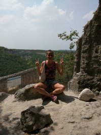 История знает множество превращений и неожиданных поворотов. Одним из них является недавнее открытие, когда ученым удалось установить, что нынешний туристический объект – это и есть древняя крепость Фулла, долгое время считавшаяся выдумкой античных авторов. Пещерный город Чуфут-Кале сейчас спокоен и безмятежен, но сотни лет назад он был ареной жесточайших сражений и политических событий, сыгравших важнейшую роль в истории всего Крыма.
Точное время основания города-крепости точно не выяснено, предположительно это V век нашей эры, но в действительности он может быть древнее на несколько столетий. Известно лишь, что в V-VI вв. населенный преимущественно аланами, он стал камнем преткновения для продвижения византийцев на север, не позволив им завоевать всю территорию полуострова. В этот период под названием Фулла он был широко известен по письменным источникам Херсонеса, но с упадком последнего исчез со страниц истории и легендарный форпост скитов, готов и аланов, проживавших в нем.
После более чем полтысячелетия забвения и безвестности Чуфут-Кале вновь всплыл в XII веке как Кырк-Ер – столица одноименного княжества кыпчаков, боровшихся за независимость с ханами Золотой Орды. В 1299 г. его захватил и разграбил ордынский эмир Ногай, он не был разрушен, но после покорения начал быстро приходить в упадок, а население его стало стремительно сокращаться. Не совсем понятно, почему кыпчаки начали покидать Кырк-Ер, но спустя 50 лет большинство его жителей составляли уже караимы, поселившиеся тут с разрешения хана Джаныбека.
Наибольшего значения и расцвета пещерный город Чуфут-Кале в Крыму достиг в XV веке, когда при Хаджи Гирее I стал столицей Крымского Юрта в 1421 г., а в 1428 г. независимого от Орды ханства. Но вместе с тем на протяжении всего столетия он оставался ареной кровопролитной борьбы за власть между разными представителями династии Гиреев, пока в 1502 г. Менгли Гирей I не перенес резиденцию в основанный им Бахчисарай. На этом величие поселения из пещер закончилось, но все же на протяжении нескольких столетий оно считалось важнейшей из ханских крепостей, хотя основным населением тут оставались караимы. Как населенный пункт он прекратил существование во второй половине XIX века, когда его окончательно покинули последние жители.

От автора: когда мы там были, в городе проходил слет караимской молодежи. На двери во дворик висело объявление, написанное от руки: "Осторожно! Злые караимские дети!" :)))))