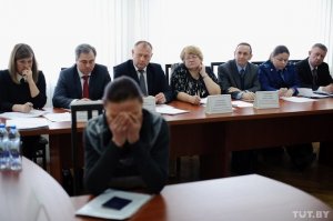 7 тунеядцев и один налогоплательщик.