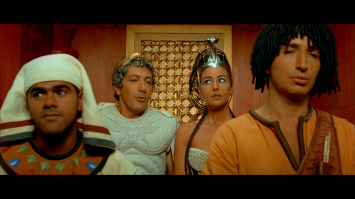 Конечно:

Первое упоминание о подобных приспособлениях относится примерно к 2600 г. до н. э. С их помощью поднимали каменные блоки весом до 100 кг. 

В трактате «Десять книг об архитектуре» известного римского архитектора Витрувия упоминается подъемная машина, построенная греческим ученым Архимедом в 236 г. до н. э. А уже в I в. н. э. простейшие подъемники получили повсеместное распространение. Во время раскопок города Геркуланума, погибшего при извержении вулкана Везувия, были обнаружены остатки агрегата, который поднимал приготовленные блюда из кухни в столовую на втором этаже. В Риме подъемные платформы доставляли на арену Колизея гладиаторов и животных.  При  императоре  Нероне, увлекавшемся театральными постановками, такие платформы поднимали на сцену актеров и декорации. Примерно этим же временем датируют описание подъемника с кабиной, подвешенной на пеньковом тросе. Все такие механизмы приводились в движение мускульной силой животных или рабов.