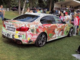 Вот, у нас на соревнованиях выкатили беленький бумер и дали детям краски...