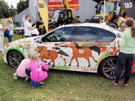 Вот, у нас на соревнованиях выкатили беленький бумер и дали детям краски...