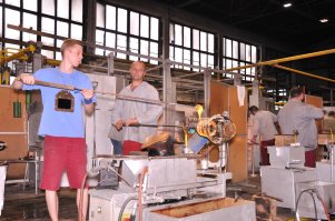 Несколько лет назад, будучи в Чехии, попал экскурсию по стекольному заводу Mozer (ценители поймут). В цехах сделал несколько кадров производственного процесса:)
