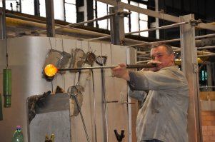 Несколько лет назад, будучи в Чехии, попал экскурсию по стекольному заводу Mozer (ценители поймут). В цехах сделал несколько кадров производственного процесса:)