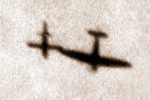 Опрокидывали, подталкивая снизу крыло.  Но это реально высший пилотаж, обычно так делали над морем. У Меридора просто не было на это времени, надо было сбивать немедленно со 100% гарантией - тут только таран.