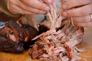 шашлыки конечно продукт прикольный, но как ты маринады не меняй, все равно шашлык получается...просто с разными вкусами....а ведь блюд для гриля превеликое множество.... взять хотя бы пулдпорк.... где кусок мяса посыпается пряностями, а затем запекается при невысокой температуре порядка 4-5 часов, до состояния, когда мясо буквально разделяется на волокна.....и вот берется много много мяса , два мааленьких кусочка хлеба, немного вкусного ббк соуса.....и получается просто звездатый пипец.....реально вкусно...при том, что не шашлык