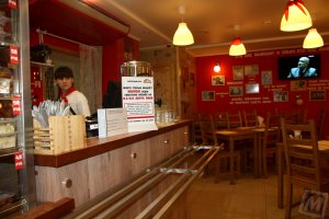 Есть сеть "Чебуречная СССР". Тож вкусно и релаксно. И ностальгично...
Мебель, правда - не советско-убитая. Зато: уют, вкуснота, обслуживающий персонал в пионерских галстуках, настоящие алюминиевые вилки и ложки...