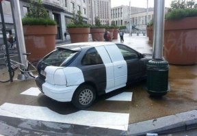 Не там встал? Да и ладно, ты нам не мешаешь...