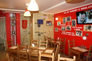 Есть сеть "Чебуречная СССР". Тож вкусно и релаксно. И ностальгично...
Мебель, правда - не советско-убитая. Зато: уют, вкуснота, обслуживающий персонал в пионерских галстуках, настоящие алюминиевые вилки и ложки...