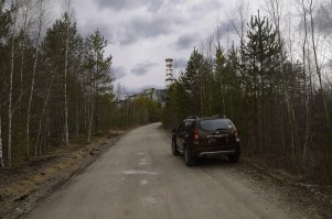 И что? Кроме дикого "фотошопа" я ничего не увидела. уж не обессудьте. Некоторые фото - откровенный "шоп", причем отвратительного качества - "врезка" лиц просто адова... Некоторые - замылены так, что глаза болят. Некоторые снимал профессионал, некоторые - откровенно на любительскую... И стоило делать из этого пост? Мое мнение - нет. Идея не нова, качество исполнения ужасно... Бред, короче...
Ну, если брать "фотошоп", то я "съездила" к ЧАЭС, к примеру... Сделано за пять минут по просьбе друга... Без заморочек...