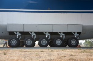 а шасси не от Ан-224 "Мрия"?
С Вики: "Шасси самолёта — трёхопорное: две главных опоры и одна носовая. Каждая главная опора состоит из трёх двухколёсных стоек, стоящих друг за другом, с рычажной подвеской; двух тормозных колес, амортизаторов, гидроцилиндров уборки и выпуска шасси."