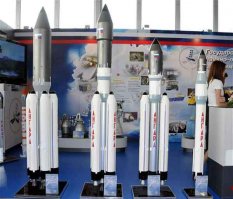 Вот что нашел -
Ангара-5 -  24,5 тонны на НОО
Ангара-7 - 35 тонн на НОО
Ангара-7.2- 50тонн на НОО
Причем, Ангары можно сейчас уже начинать строить, если появится необходимость -просто пока нет такой потребности -Протон-М обходится на 30-40% дешевле Ангары-5 и полностью справляется с задачами космонавтики на сегодня.
  А планируемая , будет на базе Энергии -до 160 тонн на Низкой Опорной Орбите, но готова будет только к 2025 году.
Ангары -