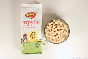 купила маленький контейнер, засыпала туда 3 горсти отрубей и ходишь по ТЦ или выставкам - жуешь отруби, вкусно как сухарики (если привыкнуть), не толстеешь и еще и организм чистишь. Плюс вода не газированная. Мужа приучила - если хочешь съесть что то вредное - через горсть отрубей (они абсорбируют лишний жир и глюкозу, выводя гадость из организма.
Но иногда хочется отравиться гамбургером или шавермой))) Но так как мы к шоппингу равнодушны - то бывает это реже чем раз в 3-4 месяца :)