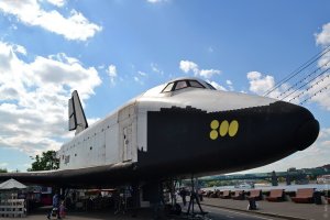 Правильное фото с "Бураном". На фото с актерами "Стар трека" не Буран, а первый летный экземпляр шаттла (не летавший в космос), созданный для атмосферных испытаний - "Энтерпрайз". Так же называется космический корабль из сериала. Это название даже видно на настоящем фото ниже, а в посте фотожаба. Судя по одежде актеров это середина-конец 70-х. Кроме того "Буран" в то время только разрабатывали, а понять что это шаттл "Энтерпрайз", можно по выступающей гондоле маневровых двигателей в задней части корабля. Для сравнения фото с "Бураном" в Парке Горького.