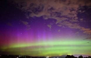 Разнообразия ради, Южное полярное сияние, в Тасмании. 
Жаль, на своем веку пока еще не видел в живую, хоть и дважды отмечал НГ в Архангельске.
