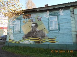 Родной дом Алексея Макаровича в Данилове Ярославской области. До недавнего времени это был обычный жилой дом на две семьи,пока в нём не произошёл пожар. После этого его выкупила местная администрация и планирует сделать там музей,только,как обычно,упирается  в нехватку средств. Пока дом так и стоит,закрытый баннерами.