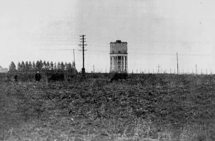 Водонапорная башня построеной в Новосибирске в 30-х ГРЭС (ныне ТЭЦ-2). Сейчас Башня не функционирует, однако в конце 80-х в заброшенном здании силами студентов близлежащих вузов и комсомольской организации, там было оформлено студенческое кафе, а в с середины 90-х и до середины 2000-х располагалась телестудия НТН-4. Ныне здание пустует, но у него есть владелец, территория и сама башня охраняется.