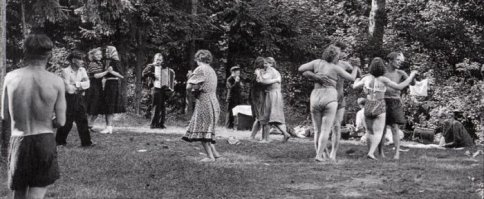 Лично я не увидел на фото чего-то особенно плохого,  антисоветского или антироссийского. Обычные фото своего времени, ну пожалуй за исключением нудистки. Если взять не полированные фото Европы или Америки будет примерно тоже самое.