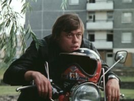 Один из лучших актеров наших. Первый раз заметил его в Электронике. В далеком 80-м. Вроде отрицательный персонаж, но такой обаятельный. И очень смешной. Здоровья ему!