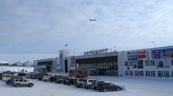 Хорошая подборка.Но вот только одно меня смутило-автор,а ты где такую фотографию Магаданского аэропорта откопал,если не секрет,а?Я понимаю,что тебе,наверное, хочется поприкалываться,как и всем нам,но всему же есть мера.Магаданский аэропорт имеет статус международного,(конечно,не такой навороченный и ультрасовременный,как Шереметьево)и уж точно он не похож на тот барак,который нам тут пытались впарить.Вот его фото с обоих ракурсов: