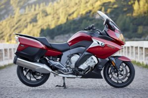 Хороший, но я правда не понимаю ценовой политики. По моему, вот этот просто космический аппарат по сравнению с плугом и дешевле.
Харлей это класно, но на мой взгляд это больше понты. У меня в гараже есть чел ездит на электричке, так у него годовой пробег 1,5-2. Я, без дальняков в сезон проезжаю 10 ку.