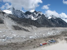 Вот, тоже как-то довелось побывать - отель Горакшеп, в... живописных горах в примерно неделе ходьбы от ближайшей точки с доступным транспортом. Расположен на высоте 5300 метров, дышится да и вообще ощущается все достаточно хреново.  Номера оформлены в полностью минималистском стиле (то есть вообще никак). Предоставляется теплый (то есть изолированный от внешней среды) туалет, что неплохо. Также есть чай из пакетиков; по запросу - теплая вода для умывания, кислород для дыхания, спутниковая связь за пипец какие деньги. Из развлечений - шашки, шахматы, раглядывание наклеек на рецепции, радио (ФМ и УКВ нет). Непосредственно из отеля вообще нихрена не видно, но это - отличное место для тех, кто не планирует идти дальше, в южный Базовый Лагерь Эвереста (а там только палатки) или кого стащили сверху - дождаться помощи или переждать непогоду. Сами не останавливались (только воспользовались опциями "чай", "радио", "туалет" и "разглядывание наклеек"), цену на человека поэтому назвать не могу. Но однозначно рекомендую - другого в округе один черт просто нет. Место суперумиротворенное. Жаль, дышать почти нечем.