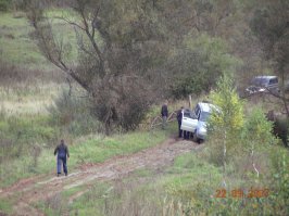 да, мост там полная жесть, ещё в 2007 было сложно штурмовать по размытой дороге, глубокие колеи, мост узкий, перед ним болото, одного из колеи стащило, и он вообще упал передней левой стороной с моста. Сразу за мостом начинается затяжной глинистый подъём, попадаются камни. Протектор забивается глиной и начинаешь шлифовать. По мокрому брать только сходу эту горку. Пузотёрки идут в объезд, через поля, по тому самому знаку налево, не знаю как сейчас, в тех годах там грунтовка как хайвей была, ну разве что на униженой приоре можно было застрять. А вообще, имея столько автохлама Красинец мог бы уже давно собрать себе трактор и чистить дорогу самостоятельно. Но ему это нафиг не нужно, он просто мечтатель.
