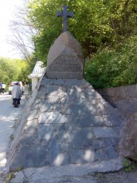 там красиво, внутри запрещена съемка, это показано только дорога к нему и вход. Советую побывать, там же и Ханский Дворец, можно убить двух зайцев сразу, даже трех еще не далеко Крым в миниатюре!  Добавлю несколько своих снимков )