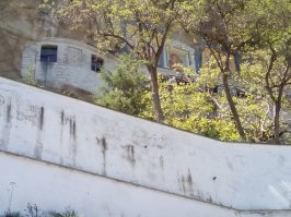 там красиво, внутри запрещена съемка, это показано только дорога к нему и вход. Советую побывать, там же и Ханский Дворец, можно убить двух зайцев сразу, даже трех еще не далеко Крым в миниатюре!  Добавлю несколько своих снимков )