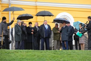 Отчасти согласен, окромя "шальных пуль".  У этого патрона в связи с низкой начальной скоростью полета - предельное эффективное расстояние чуть более 10 метров, при условии попадания в жизненно важные органы. 
И если вы вдруг "за линией огня" - можете зонтом прикрыться от шальных пуль. Некоторые в теме. :)