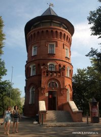 Ну  в моём Владимире   водонапорок   много. Самые крупные давно приспособлены. В центре под  музей,  одна под офис водоканала. В  общем  всё путём. Хотя есть и брошенные как на территории  ВЛГУ.
-------------------------------------

 А Где башня  Лунёва ??!
Что  за  тема про водонапорки  без его проекта ?   Как простой смертный  пытается   не  потерять  башню и даже  жить в  ней.