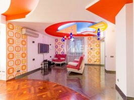 В этом кадре убого ВСЁ!
- слишком высоко повешанный телевизор
- точащие провода
- под телевизором тумбочка, вообеще, страх и ужас
- блок кондиционера
- переход плинтуса пластик/керамика разной высоты
- горизонтальный шов на керамическом плинтусе
- разноцветная электрофурнитура
- кресло под телевизором для слепой бабушки
- потолок украденный из детской комнаты в ближайшем торговом центре...