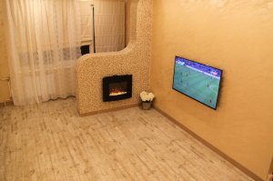 Достаточно посмотреть на это фото. Телевизор хрен знает где, всё в проводах. Это что за нафиг?)))
Даже в моей квартире я убрал все провода.