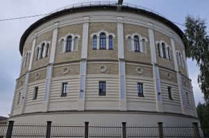 Водонапорные в Риге, за ними расположены 2 газгольдера, в одном из которых оборудовали спортзал: