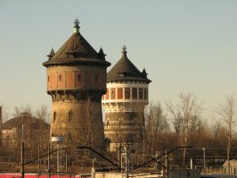 Водонапорные в Риге, за ними расположены 2 газгольдера, в одном из которых оборудовали спортзал: