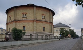 Водонапорные в Риге, за ними расположены 2 газгольдера, в одном из которых оборудовали спортзал: