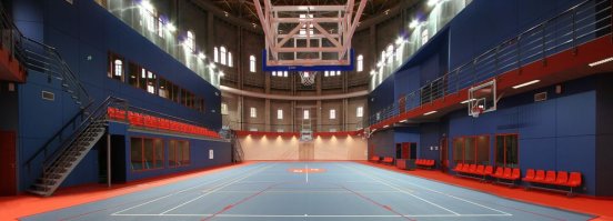 Водонапорные в Риге, за ними расположены 2 газгольдера, в одном из которых оборудовали спортзал: