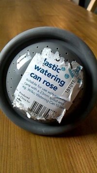 Экономичная лейка и тонкий намёк на экономию воды.