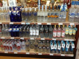 Бухло там стоит не просто дорого , а очень дорого , а законодательство ... впрочем читайте сами  и не попадайтесь .

В Канаде существуют запреты связанные с употреблением алкоголя. Первый и основной запрет – возрастной, строгий и жестокий по отношению к малолетним любителям спиртного. Запрещается продавать, снабжать, угощать алкоголем тех, кто не достиг 19 лет. Законодательство обязывает продавцов спрашивать удостоверение личности у всех покупателей, кто выглядит моложе 25 лет. Согласно закону, продавец имеет полное право отказать в продаже алкоголя покупателю, не предоставившему документ, подтверждающий преодоление им 19-летнего возрастного порога . За продажу спиртного детям или за помощь им в покупке виновному грозит немыслимый штраф размером до 200 тысяч долларов и до года тюрьмы. Корпорацию могут оштрафовать до полумиллиона канадских долларов! Сопровождается это все лишением лицензии на продажу спиртного на какой-то срок или навсегда. Минимальный оговоренный законом штраф в $1000 за любое правонарушение, связанное с продажей или снабжением алкоголем несовершеннолетнего, тоже выглядит достаточно неприятно. Второй – запрет на публичное распитие алкогольных напитков. Это значит, что пить можно только дома, в барах, ресторанах или в специально оборудованных на время фестивалей и празднеств лицензированных зонах. Они представляют собой огороженную забором площадку, внутри которой стоят столики и работает бар. Вход в зону – только по предъявлению документа с фотографией, указывающего ваш возраст. Выход оттуда с напитками запрещен.
Что? Хочется выпить в парке? На скамеечке у подъезда? После футбола с друзьями на полянке? В переходе возле киоска? Ни в коем случае! Любое “распитие“ на улице, даже пива, запрещено! Появились с открытой бутылкой спиртного на улице или в публичном месте – ждите полицейских и мгновенного ареста. Даже закрытые бутылки не рекомендуется носить не в сумке!
Приняли “пару капель” дома и пошли освежиться в парк? Смело, но глупо. Нельзя себя экспонировать в пьяном виде в публичном месте – даже в подъезде собственного дома. Полицейский имеет право задержать индивидуума при подозрении на алкогольное опьянение. Едете в машине (или на катере), а друг попивает пивко на заднем сидении? Получите штраф: нельзя в машине держать алкоголь в открытом виде. При этом офицеру полиции опять же дано право на “безордерный” осмотр машины (катера/лодки/яхты) при наличии основательных к тому предпосылок! Напиться в соседнем баре вам тоже не дадут. Во-первых, владелец бара несет ответственность за ущерб, причиненный пьянствующим клиентом, так как, согласно закону, именно продающая сторона должна контролировать степень опьянения и не продавать спиртное тому, кто уже достиг своего уровня. Это, конечно, субъективное суждение, но так тут повелось: если бармен видит, что тебе уже хватит, он не нальет, ибо этим самым нарушит закон. “За счет заведения” или “акционные”, со скидкой, цены на алкоголь не приветствуются законом и, соответственно, не особо поддерживаются заведениями. Также в лицензированных забегаловках-разливайках нельзя продавать алкоголь ниже установленной законом цены в $2 (за 330 мл пива, 140 мл вина или 30мл крепких спиртных напитков). В барах/ресторанах разрешается продавать алкоголь с 11 утра до 2 ночи. Исключение делается только для новогодней ночи – разрешено наливать до 3 утра.
А как же свадьба? Вроде бы, личный праздник, повод оторваться. Увы, не все так просто. Свадьбу праздновать где будем? В ресторане, в парке? Значит, в публичном месте. Суровые законы Онтарио требуют от устроителей любого публичного мероприятия, в котором планируется радовать посетителей алкоголем, получить разрешение. Если это мероприятие в закрытом помещении, будьте добры, уведомите LCBO за 10 дней до события. Если под открытым небом, то за 30 дней. Помимо этого, не забудьте уведомить о своей гулянке полицейский, пожарный и медицинский департаменты!