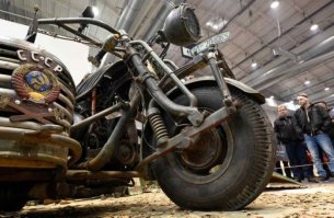 Небольшое дополнение !

На выставке в Германии представлен самый большой в мире мотоцикл. Он сделан в стиле милитари, а его силовая установка - двигатель от советского танка Т-55. А недавно создатели байка рассказали неожиданный секрет успеха. Энтузиасты из немецкой деревни Зилла создали самый большой в мире мотоцикл. Руководитель проекта Тило Нёйбель (Tilo <span style='color:gray'>[мат]</span>) из Harzer Bike назвал его попыткой создать свою версию  немецкого мотоцикла с коляской времен Второй мировой войны . Но получился громадный монструозный байк в советском стиле. Его создатели говорят, что при изготовлении мотоцикла слушали Rammstein и ели сырое мясо. На мотоцикле стоит двигатель V12 от советского среднего танка Т-55. Характеристики мотора В-55 впечатляют: рабочий объем 38000 куб. см и мощность 620 л.с. Несмотря на большую мощность, байк пока что не ездил быстро. Размеры байка напоминают характеристики небольшого грузовика: 5,8 метра в длину, 2,8 метра в ширину, а вес превышает 4,3 тонны. Мотоцикл-танк (Panzerbike) настолько огромный, что он даже попал в Книгу рекордов Гиннесса как  самый тяжелый мотоцикл в мире . Panzerbike управляется удлиненным рулем, который лишь немного поворачивает переднее колесо. Поэтому колесо на коляске также управляемое с помощью отдельного штурвала. Создатели назвали свое детище Katharina die Große (Екатерина Великая) и одновременно прицепили советский герб на переднюю часть коляски. В оформлении Panzerbike широко использованы военные предметы и оружие: крылатая ракета на коляске, мины в качестве корпусов поворотников и противогаз в каске. Несомненно, проект Panzerbike заслуживает внимания, несмотря на множественные недостатки. Ведь основное назначение громадного мотоцикла   веселить людей 
Источник: