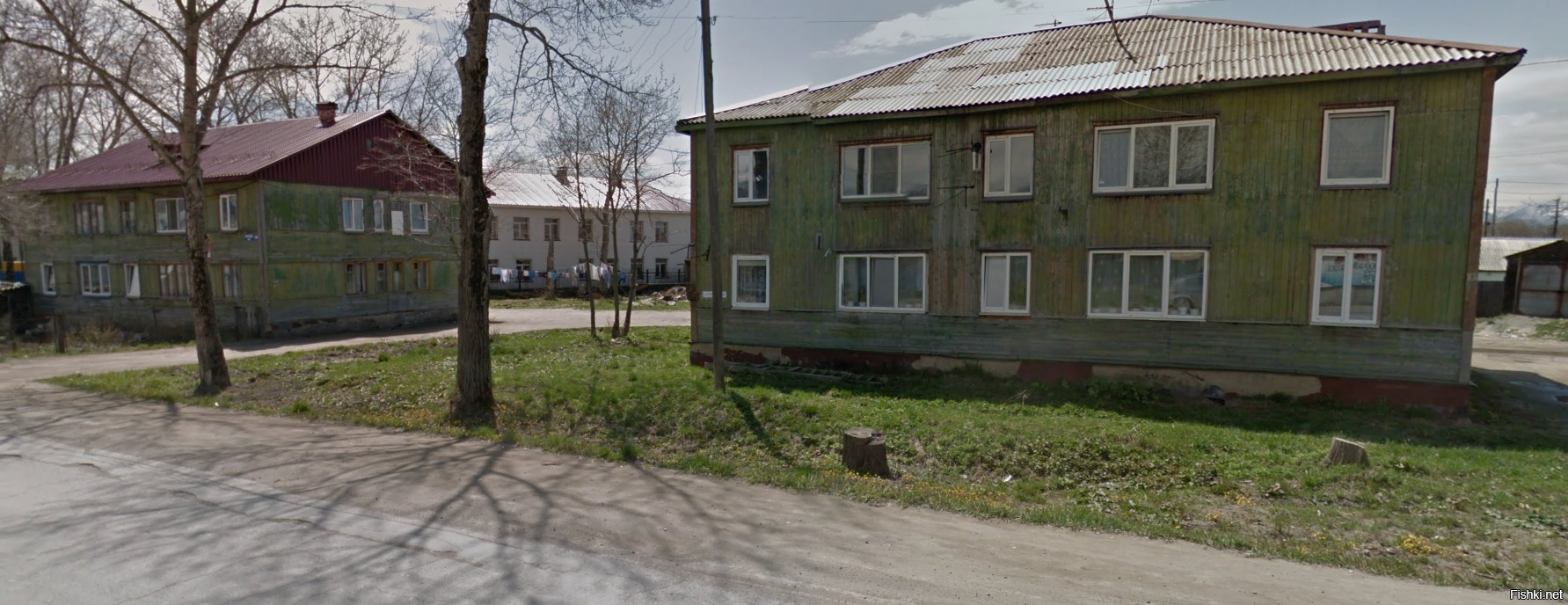 В Южно-Сахалинске очень много деревянных бараков. Да и по России в целом их хватает. Не удивлюсь если их всех начнут плёнкой затягивать, вместо того что бы сносить
