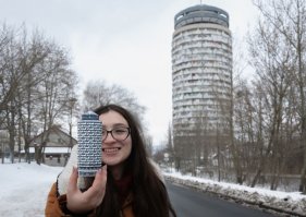 А про этот домик че не написали что в нем находится? А в нем обычная общага, при всей своей архитектурной красоте. И переводится его название как "Ромашка"