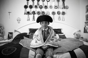 20. Фото: Christina Simons, Исландия, категория  Повседневная жизнь . 6-летний мальчик Сальвадор ждет, когда он сможет отправиться на бой быков.Скорее Испания а не Исландия.имхо