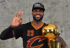 Потный негр,это Lebron James один из лучших на планете баскетболистов)